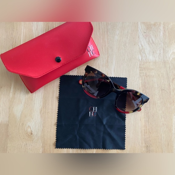 Carolina Herrera SHE745 / Tortoise with red accents